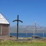 Croce di santa Nino, lago Paravani (Georgia), eretta nei pressi del luogo della prima evangelizzazione