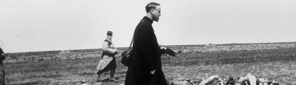 1914-1918. Un cappellano militare cammina fra i cadaveri dei soldati francesi caduti sul Fronte occidentale. Rue des Archives.