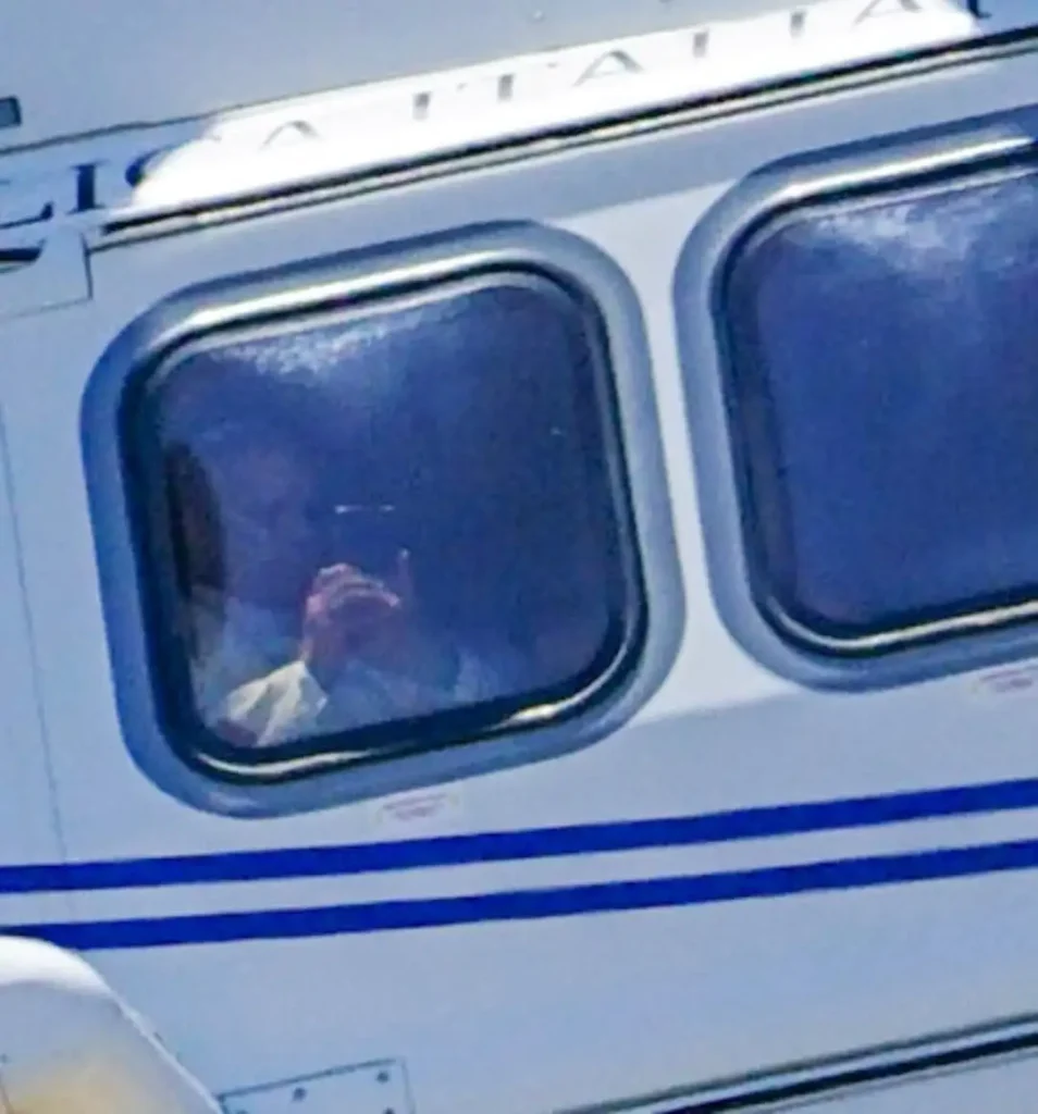 Papa Leone XIV realizza una foto (o un video) con il proprio smartphone a bordo dell'elicottero in partenza per la visita pastorale ad Acerra. 23 maggio 2025. © Gabriel Hubert Nalepa @aviation.nalepa.