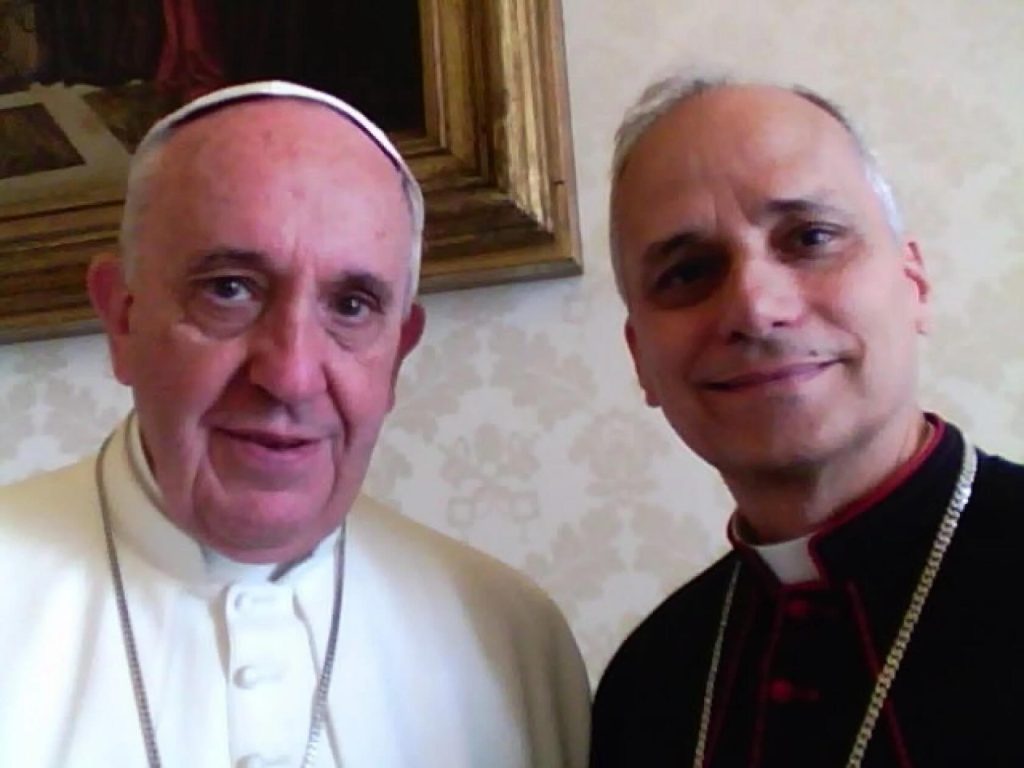 Il selfie del card. Robert Prevost con papa Francesco. 2015.